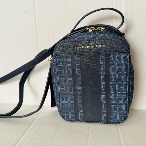 NWT TOMMY HILFIGER CROSSBODY BAG. NAVY BLUE AND BLUE STONE. ADJUSTABLE STRAP - Picture 10 of 12